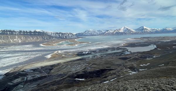 Svea var et gruvesamfunn innerst i Van Mijenfjorden på Svalbard med egen kraftstasjon, kai, vannforsyning og alt annet som var nødvendig for å huse inntil 300 arbeidere og drive gruvevirksomhet i stor skala. I 2017 besluttet Stortinget å avvikle gruvedriften og at området skulle ryddes for fremtiden. Foto: Store Norske