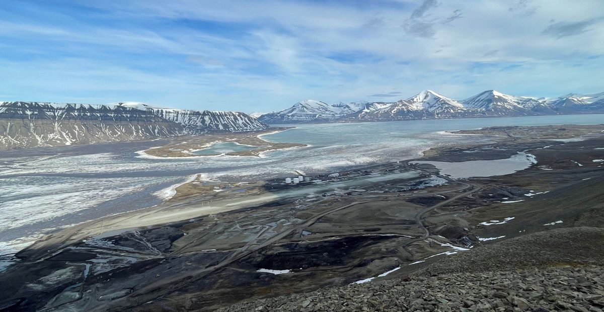 Svea var et gruvesamfunn innerst i Van Mijenfjorden på Svalbard med egen kraftstasjon, kai, vannforsyning og alt annet som var nødvendig for å huse inntil 300 arbeidere og drive gruvevirksomhet i stor skala. I 2017 besluttet Stortinget å avvikle gruvedriften og at området skulle ryddes for fremtiden. Foto: Store Norske