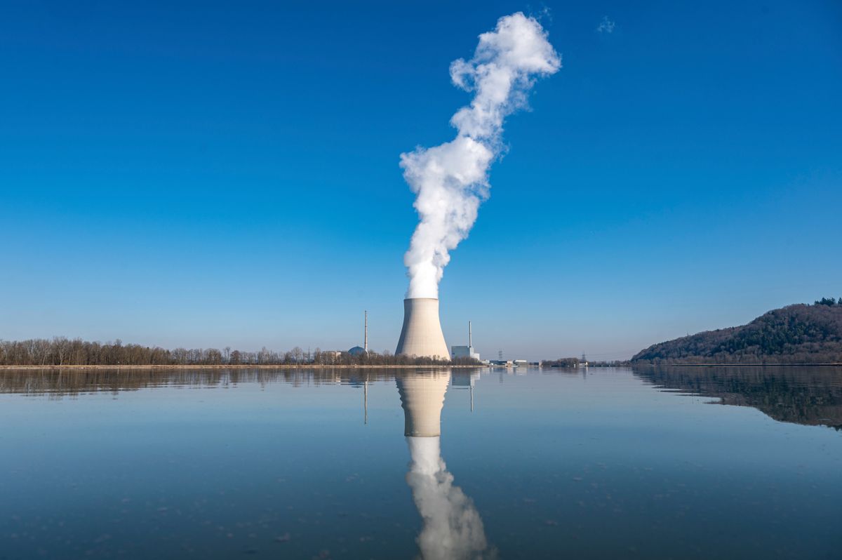 Atomkraftverket i Essenbach fotografert i mars. Foto: Armin Weigel / DPA / AP / NTB