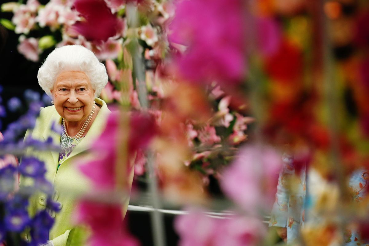 <i>Britain's Queen Elizabeth smiles as views flower displays in the Great Pavillion at the RHS Chelsea Flower Show 2019. Foto: RHS / Luke MacGregor</i>