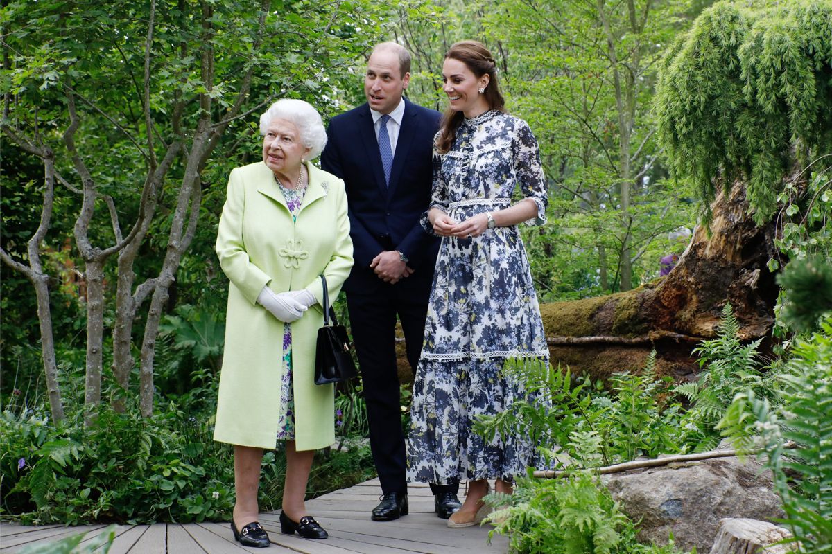 <i>Britain's Queen Elizabeth and William, the Duke of Cambridge are given a tour by Catherine the Duchess of Cambridge, of her RHS Back to Nature Garden, which she designed with landscape architects Andree Davies and Adam White of Davies Whi</i>