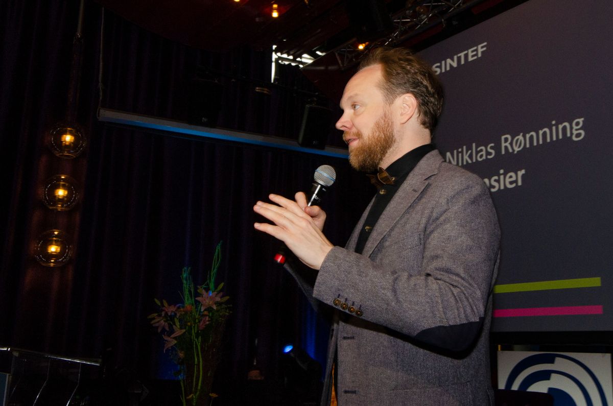 Komiker og musiker Jon Niklas Rønning var konferansier under SINTEF Communitys instituttdag.
