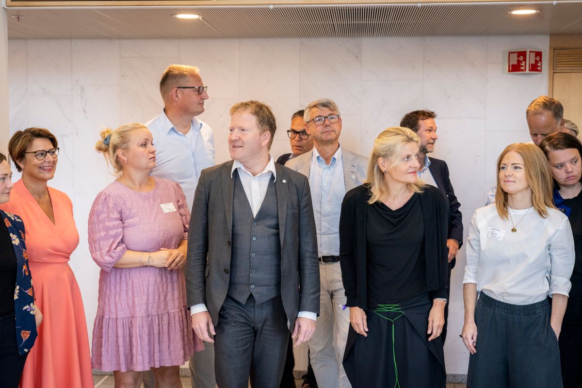 Kommunal- og distriktsminister Sigbjørn Gjelsvik (Sp) hadde fredag møte med ulike aktører i utleiemarkedet for å diskutere situasjonen med få boliger og høye priser. Foto: Ole Berg-Rusten / NTB