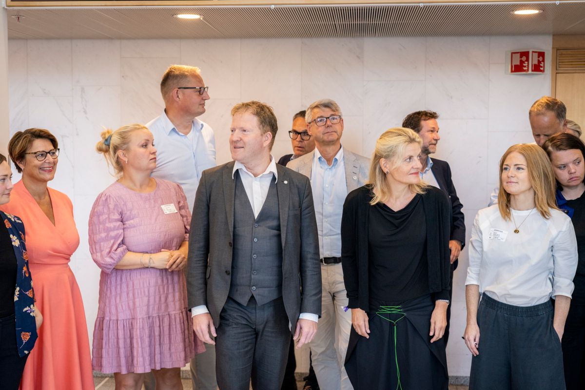 Kommunal- og distriktsminister Sigbjørn Gjelsvik (Sp) hadde fredag møte med ulike aktører i utleiemarkedet for å diskutere situasjonen med få boliger og høye priser. Foto: Ole Berg-Rusten / NTB