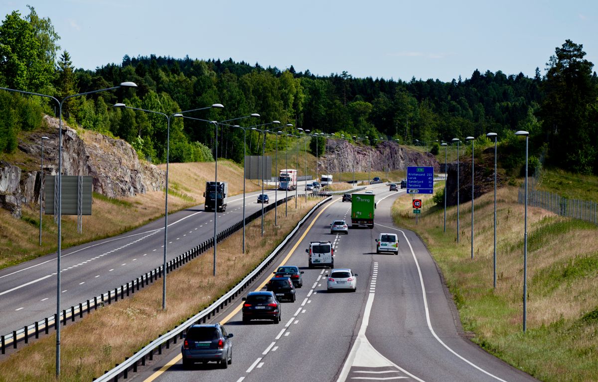 Strekningen Kopstad-Gulli på E18 i Vestfold er blant strekningene som har fått økt hastighet til 110 km/t. Ingen av dødsulykkene i trafikken i år har skjedd på firefelts veier med høy fartsgrense. Foto: Vegard Grøtt / NTB