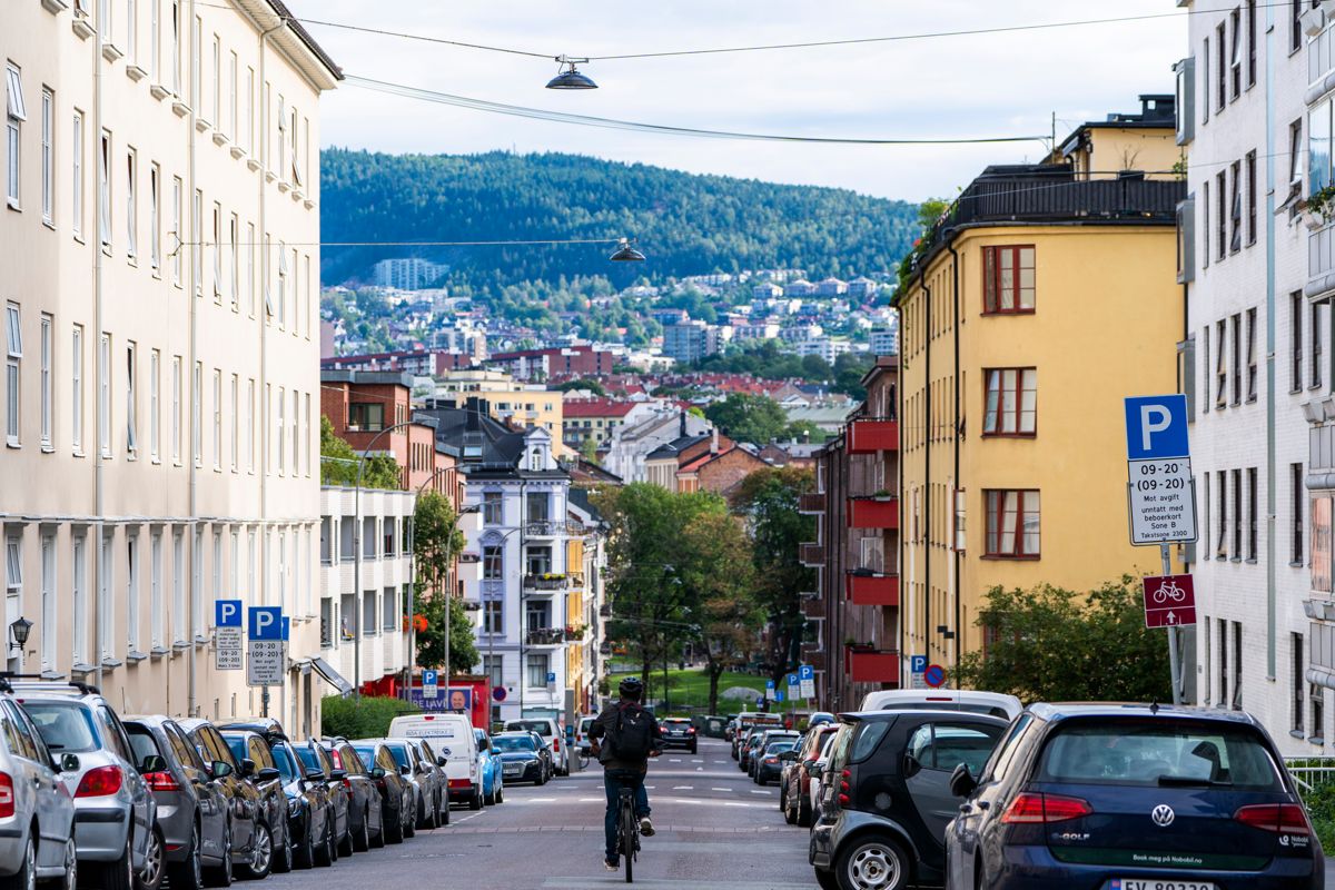 De færreste unge kan kjøpe leilighet sentralt i Oslo uten hjelp fra foreldre. Her fra Bjerregaards gate i bydel St. Hanshaugen i Oslo. Boligprisene har så langt i år steget 7,1 prosent på landsbasis. I Oslo har veksten vært 8,8 prosent. Foto: Håkon Mosvold Larsen / NTB