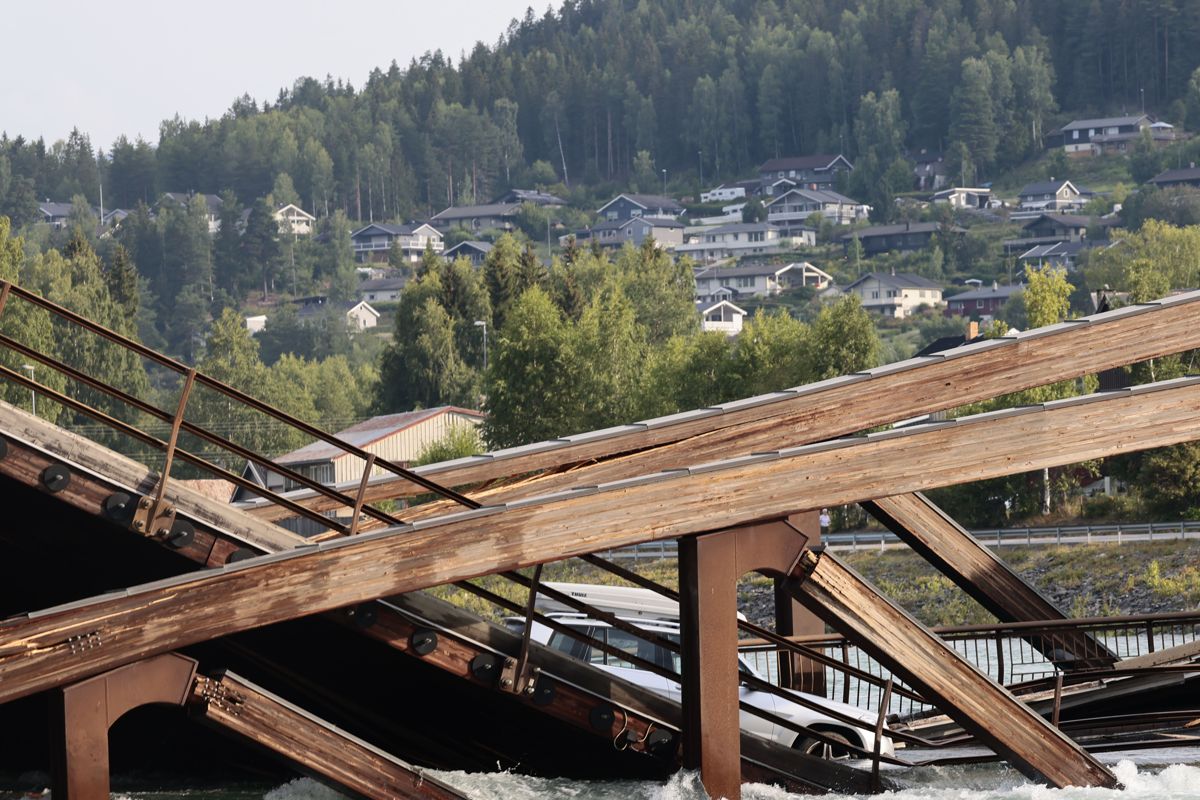 Tretten bru i Gudbrandsdalen har kollapset. Brua går over Gudbrandsdalslågen. Foto: Geir Olsen / NTB