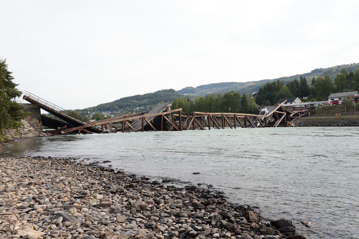 Tretten bru i Gudbrandsdalen har kollapset. Brua går over Gudbrandsdalslågen. Foto: Geir Olsen / NTB