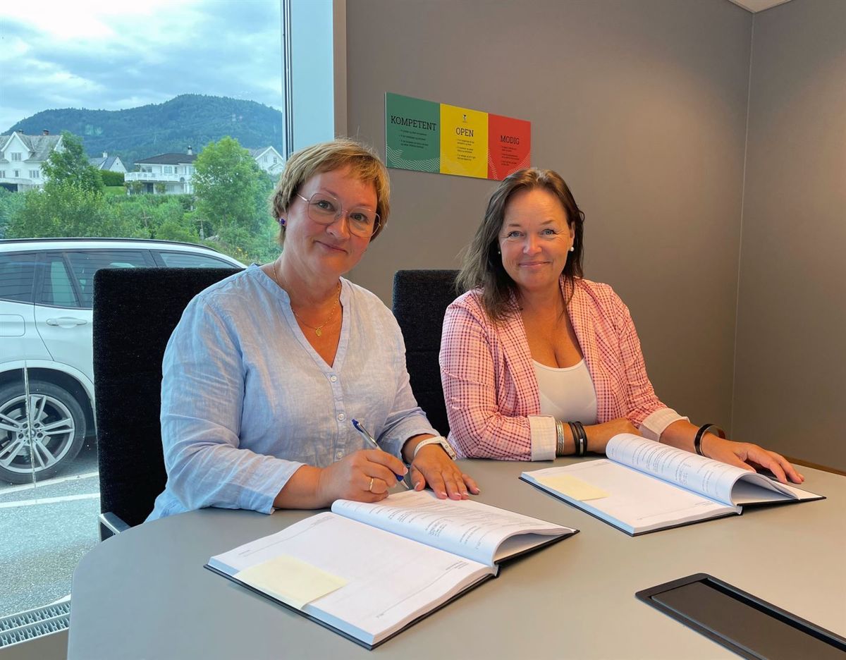 Dina Lefdal, avdelingsdirektør infrastruktur og vei i Vestland fylkeskommune (t.v) og daglig leder Ann-Kathrin Storhaug Von Rappe i Lesja Bulldozerlag, signerte kontraken på veidelen av bruprosjektet i Solund kommune.