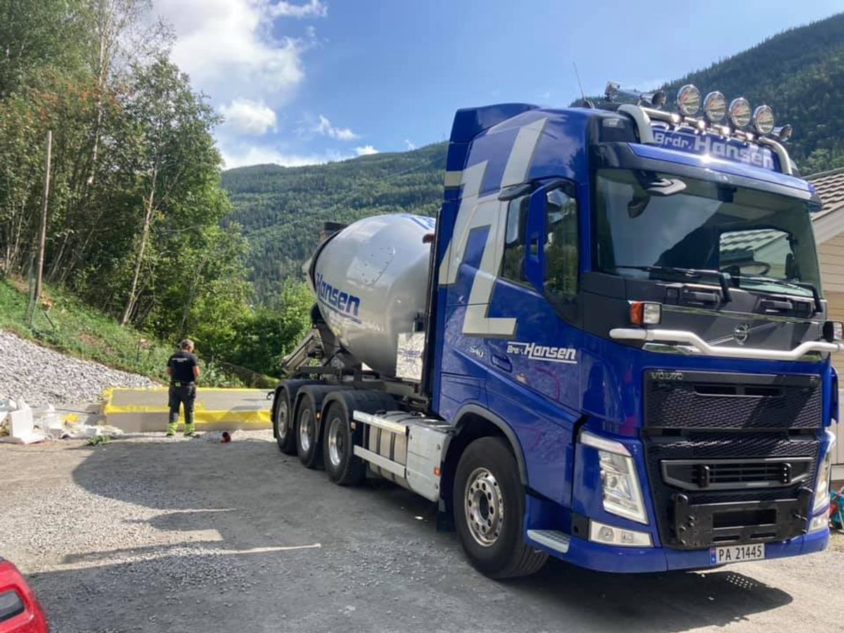 Rjukan-selskapet Brødrene Hansen Betong AS skal levere betong til verdens største landbaserte oppdrettsanlegg for ørret. Bildet er hentet fra betongleverandørens Facebook-side.