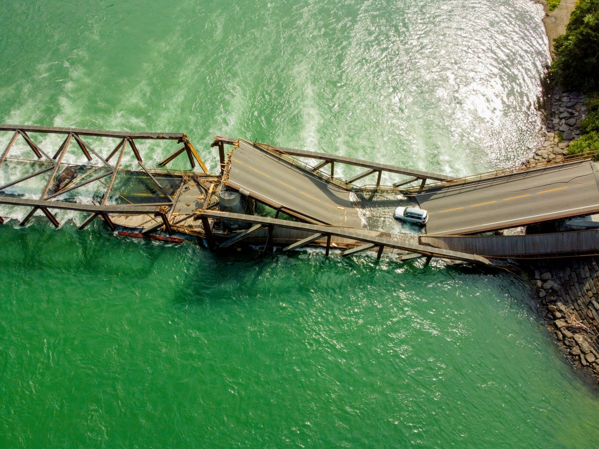 Dronebilde av Tretten bru etter at den mandag kollapset i elva og over E6 med en lastebil og en personbil på. Foto: Stian Lysberg Solum / NTB