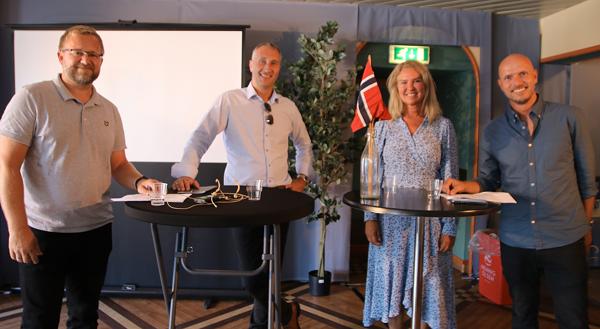 Fra venstre: Programleder Christian Aarhus, konsernsjef Ståle Rød i Skanska, administrerende direktør Marianne Røren i Mesta og programleder Frode Aga. Onsdagens livepodkast var episode nummer 100 av Byggeplassen.