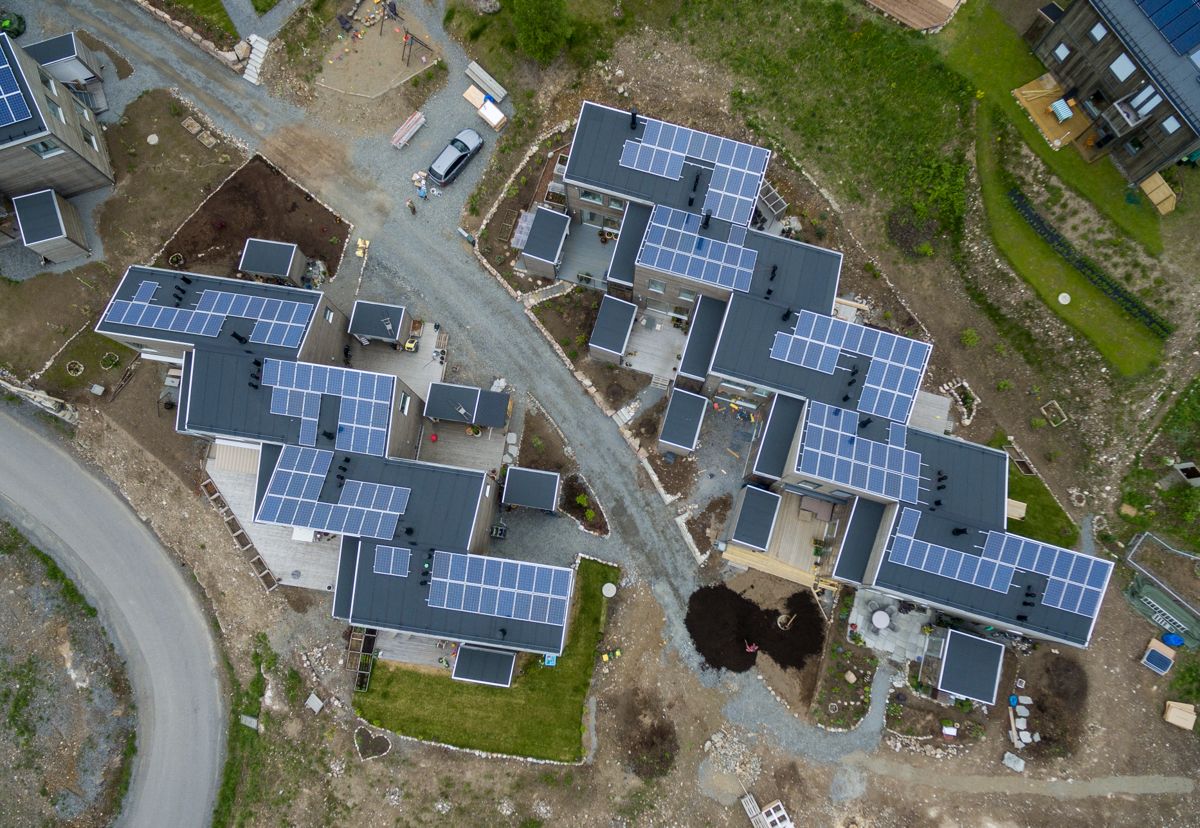 Mulighetene for å utnytte tak og fasader til solenergi er høye i Norge, viser en studie Multiconsult har gjennomført. Her bile av økolandsbyen i Hurdal hvor husene har solcellepaneler på taket for å være mest mulig selvforsynt med strøm. Foto: Tore Meek / NTB