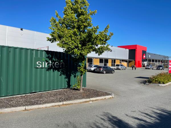 I en kontainer utenfor Byggmakker Sirken i Trondheim skal overskuddsvarer fra byggevarehuset og fra resten av byggenæringen gjøres tilgjengelig for kundene. Foto: Byggmakker