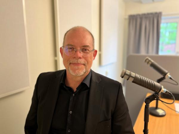 Seniorrådgiver i SSB, Knut Håkon Grini, avbildet da han var gjest i podcasten Byggeplassen. Arkivfoto: Frode Aga.