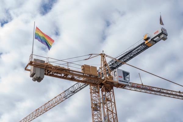 Bilde tatt av tårnkraner med Pride-flagg under Pride-måneden juni. Men byggenæringen skiller seg negativt ut når det kommer til konkrete tiltak for å gjøre næringen inkluderende for skeive. Arkivfoto: Sindre Sverdrup Strand