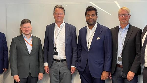 Skanska og KG Invest AS signerte onsdag avtalen om tomten på Kambo i Moss. Fra venstre: Håvard Wankel, Thorbjørn Brevik, Salman Saeed, Arnt Egil Berge. Foto: Skanska