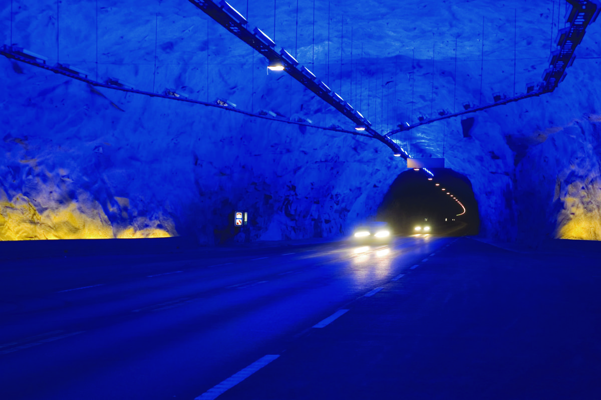 VERDENS LENGSTE. Lærdalstunnelen har tre større lommer med en spesiell lyssetting. Tunnelen er verdens lengste veiltunnel. TAGS: Tunnel