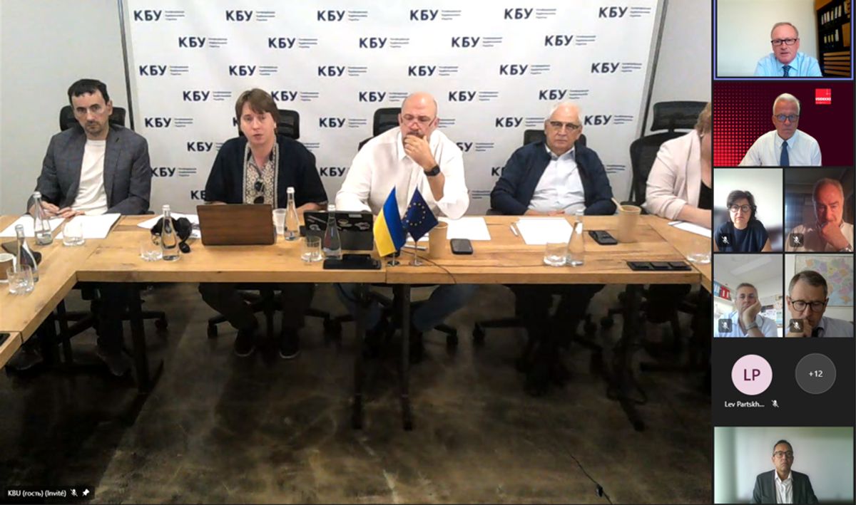 Kjetil Tonning (til høyre med Veidekke-bakgrunn) er hentet inn for å lede FIECs innsatsstyrke for Ukraina, her i samtale med den ukrainske entreprenørforeningen. Skjermdump