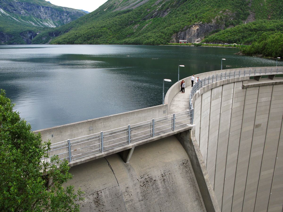 Zakariasdammen i Fjord kommune demmer opp Zakariasvatnet. Dette er hovedmagasinet til Tafjord Kraft, og i sommer har de blitt nødt til å slippe ut vann etter mye regnvær og mye produksjon på strømnettet i området. Foto: Halvard Alvik / NTB