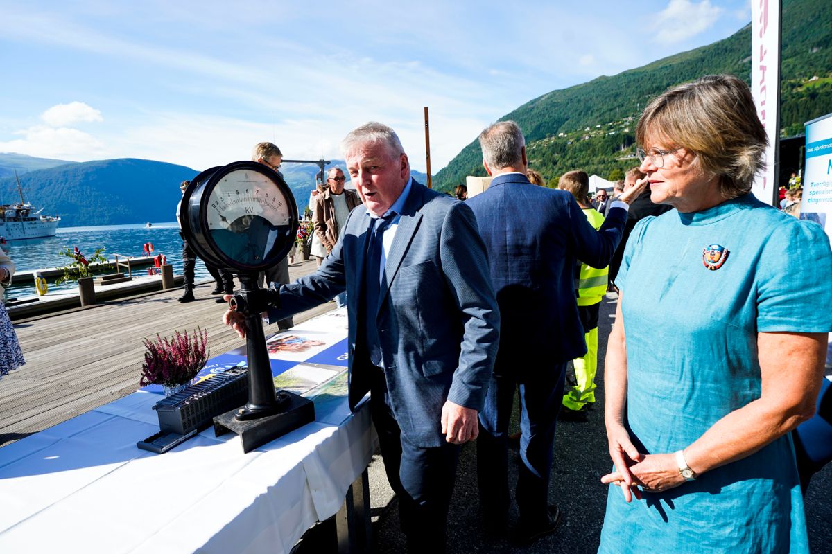 Styreleder Anne Breiby i Tafjord-konsernet og administrerende direktør Stig Falling i Tafjord Kraft etter kongeparets besøk i Valldal. Solen skinner, men resten av sommeren har stort sett vært regnfull. Foto: Lise Åserud / NTB.