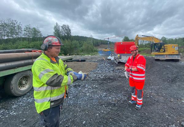 Geir Arne Kåsin hos underentreprenører Entreprenørservice og byggeleder Tor Iver Steig i Statens vegvesen. Foto: Statens vegvesen