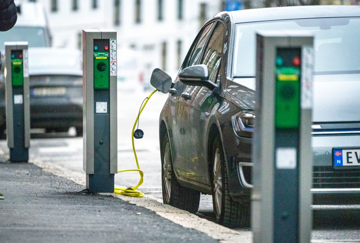 Lading av elbil må bli mer forbrukervennlig, mener regjeringen. Foto: Gorm Kallestad / NTB