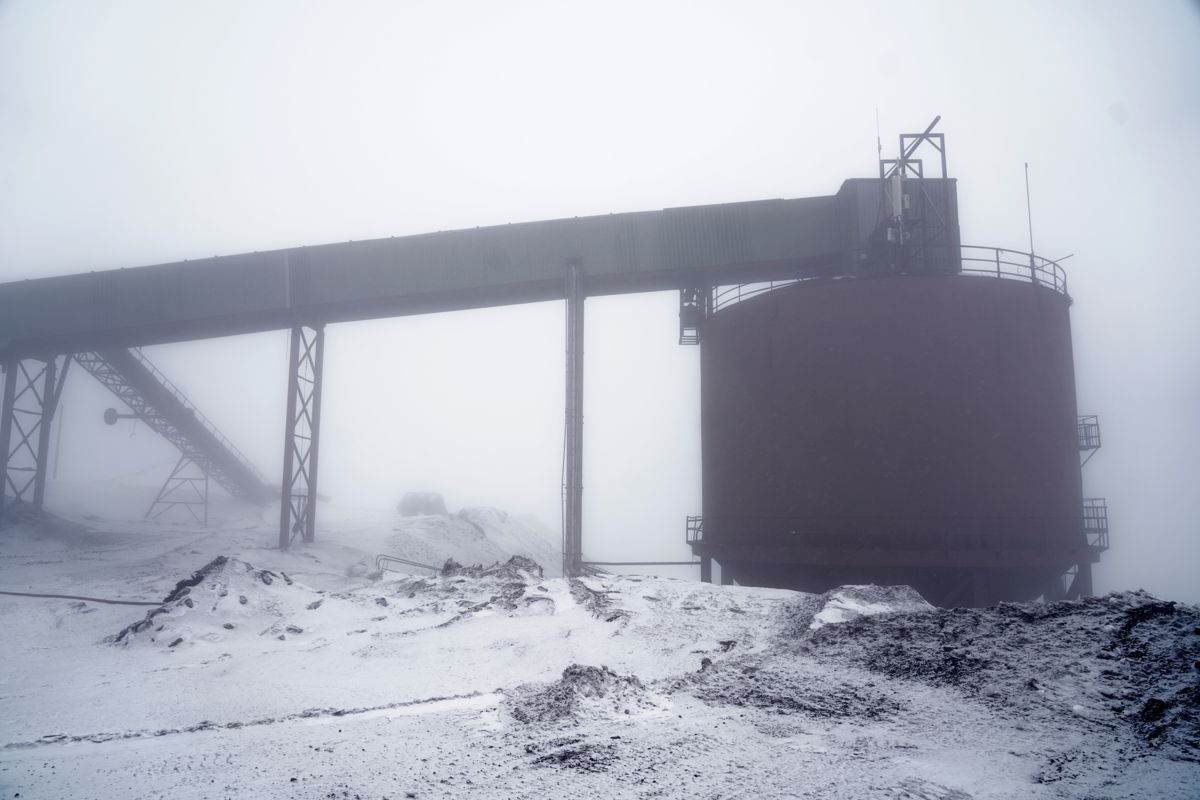 Gruve 7 på Svalbard er den siste norske kullgruva som fortsatt er i drift. Den skal etter planen legges ned for godt i 2025. Frp ønsker en vurdering av fortsatt gruvedrift på grunn av energisituasjonen i verden etter Russlands invasjon av Ukraina. Foto: Ole Berg-Rusten / NTB