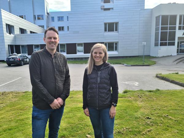Prosjektleiar Richard Øyre i Aurstad Tunnel og prosjektleiar Miriam Lande Kvalsvik i Helse Møre og Romsdal ved området til den nye hovudadkomsten for Ålesund sjukehus. Foto: Helse Møre og Romsdal
