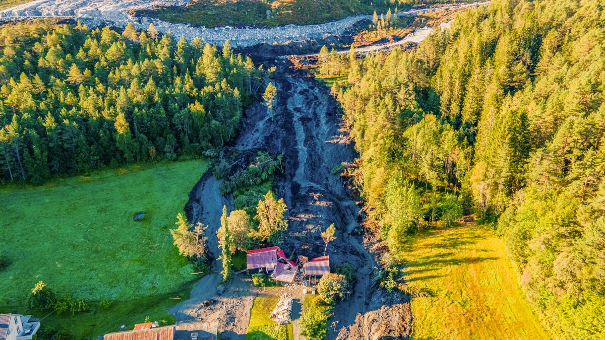 En person døde og et hus ble tatt i skredet som gikk i Valsøyfjorden i Heim kommune i Trøndelag 2. september. Arkivfoto: Emilie Sørsdal / NTB