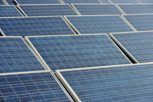 Installering av solcellepaneler er ett av flere energieffektiviseringstiltak som kan godkjennes innenfor regjeringens nye strømstøtteordning. Foto: Frank May / NTB