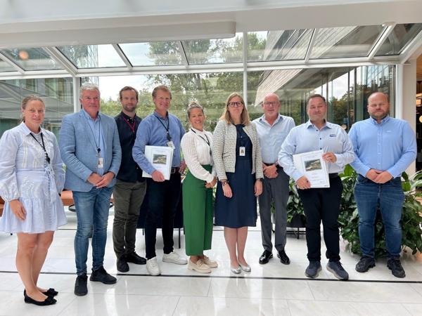 Fra venstre: Martine Elisabeth Olaussen , Arne Sandvold, Torgeir Nørbech, Cato Dovland, Anneli Finsrud Nesteng, Birgitte Ringstad Vartdal, Gudmund Roen, Asle Ståland og Olav Gunnar Tveiten. Foto: Hæhre Entreprenør