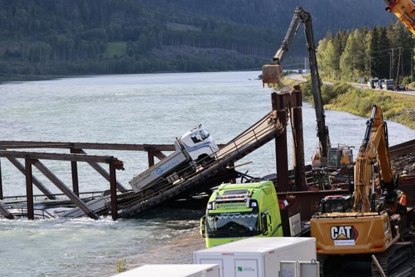 Bruseksjonen med en lastebil på tas ned under opprydning etter at Tretten bru kollapset i Gudbrandsdalslågen og over E6 i sommer. Foto: Geir Olsen / NTB