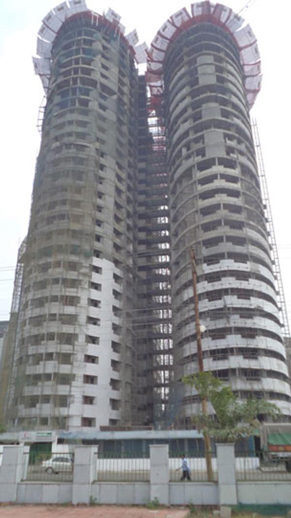 De nesten 100 meter høye tvillingtårnene i Noida er de høyeste byggene som er revet i India, skriver VOA News. Foto: Supertech Ltd.