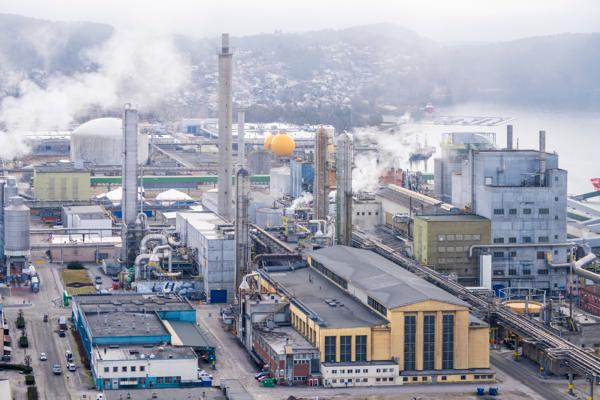 Industrien slipper fortsatt ut mye overskuddsvarme. Her fra Herøya industripark i Telemark. Foto: Ole Berg-Rusten / NTB