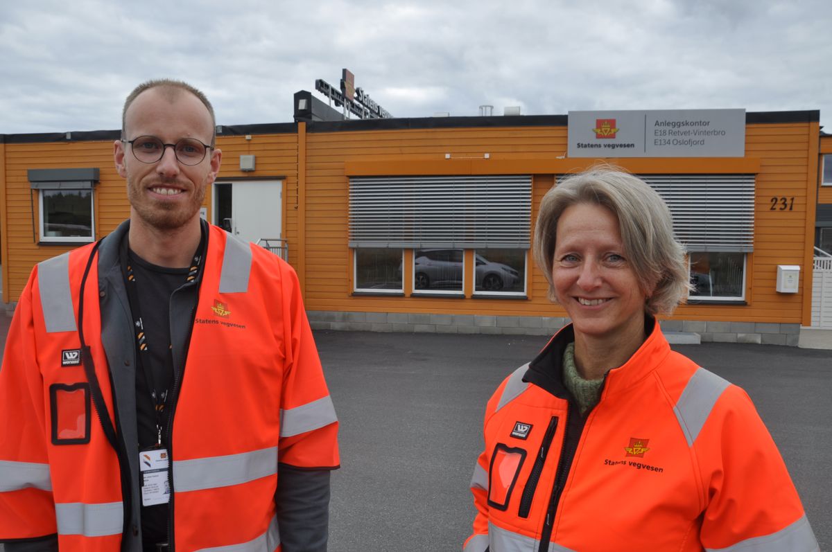 Grunnerverver Lars Mæhla og delprosjektleder Vibeke Malvik i Statens vegvesen foran Oslofjord-riggen på Nygård. Foto: Kjell Wold/Statens vegvesen