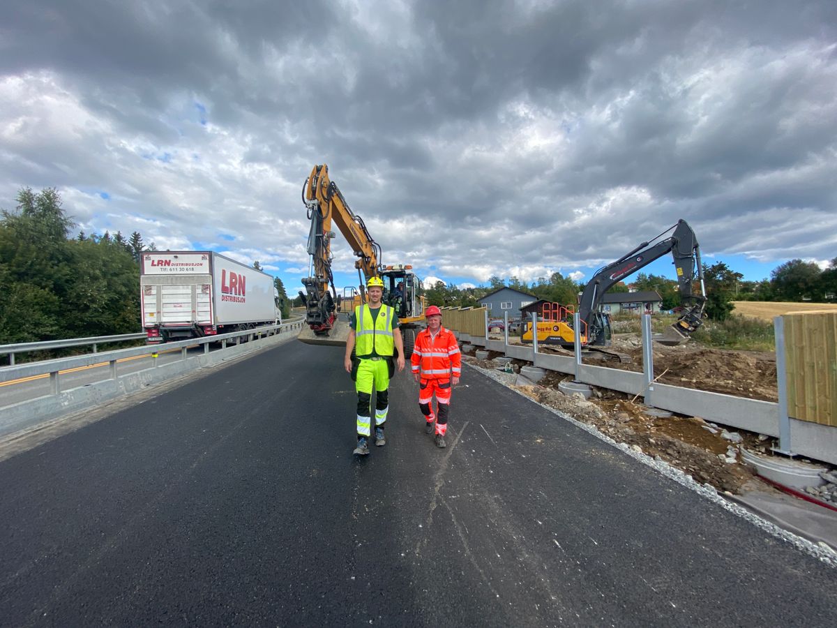John Bekken i Statens vegvesen (t.h) og Jan Erik Kvarberg i Anlegg Øst, er godt fornøyd med at riksvei 4 strekningen mellom Sandvoll og Amundrud kan åpnes 10 måneder før planlagt.
