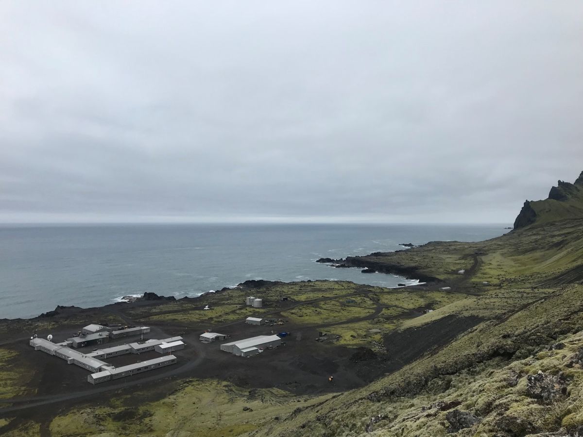 Oversikstbilde av dagens samfunn på Jan Mayen. Foto: Forsvarsbygg/Randi-Grethe Pedersen