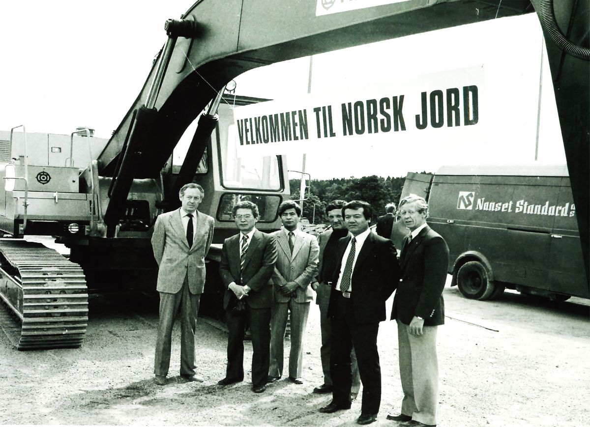 Nasta og Hitachi inngikk et samarbeid i 1982. Samme året ble den første Hitachi-maskinen levert i Norge. På bildet ser vi blant annet Asbjørn og Finn Røed, som eide og drev det som den gangen het Nanset Standard.