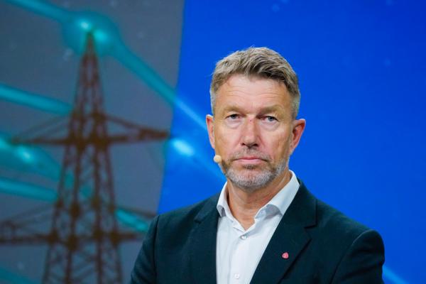 Olje- og energiminister, Terje Aasland (Ap) vil gi mer midler til energimyndighetene for å få fortgang i saksbehandling av konsesjonssøknader. Foto: Ole Berg-Rusten / NTB