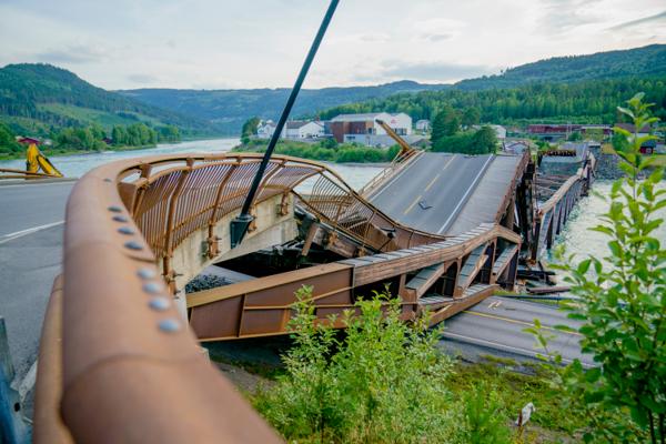 Tretten bru over Gudbrandsdalslågen som kollapset i august 2022. Foto: Stian Lysberg Solum / NTB