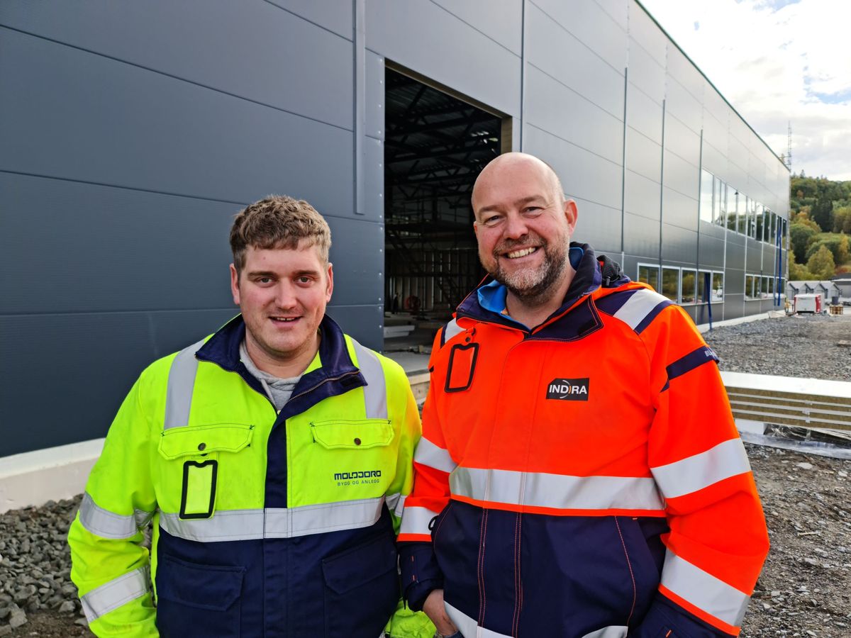 Gøran S. Indregård fra Moldjord Bygg og Anlegg (til venstre) og Robert Blix fra Indira. Foto: John-Christian Andreassen / Salten Aqua