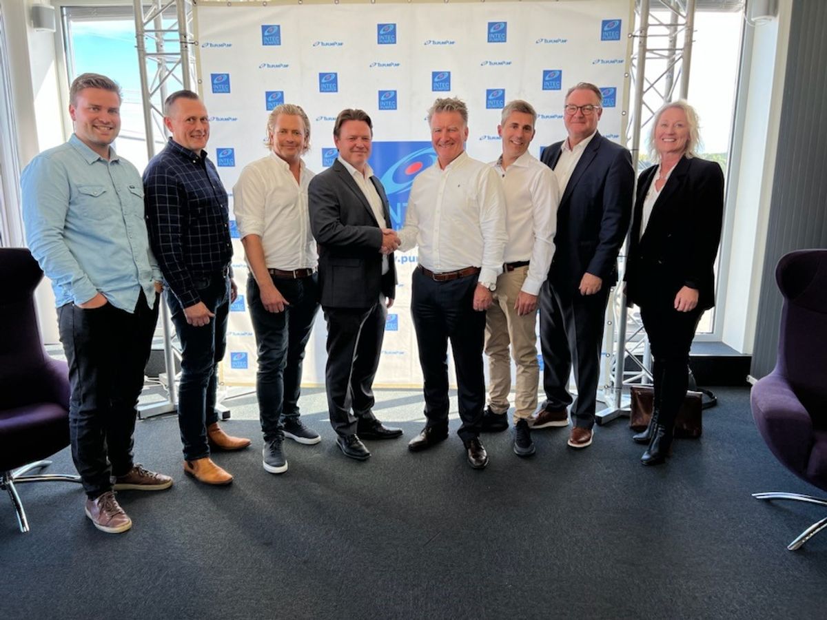 Fra mandagens signering: Lloyd Hellem, servicesjef Intec Pumper (f.v.), Morten Østebø, markedssjef VA – Ahlsell, Aleksander Stein, CMO Intec Pumper, Lars Erik Finne, direktør M&A – Ahlsell, Ole Hellem, CEO Intec Pumper, Jon Gunnar Støten, CTO Intec Pumper, Mikael Falk oppkjøpsansvarlig konsern – Ahlsell og Therese Bjelde, divisjonsdirektør – Ahlsell. Foto: Ahlsell
