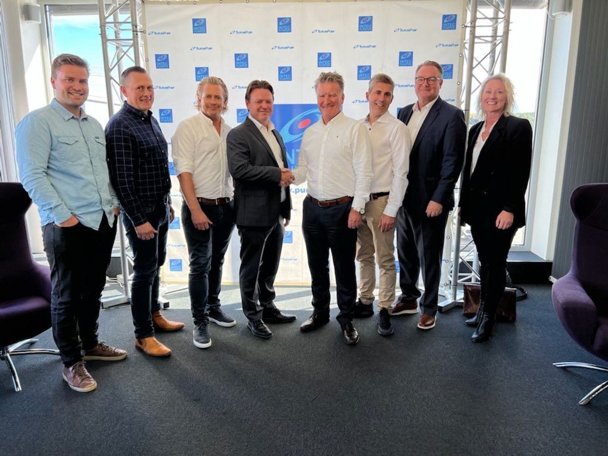 Fra mandagens signering: Lloyd Hellem, servicesjef Intec Pumper (f.v.), Morten Østebø, markedssjef VA – Ahlsell, Aleksander Stein, CMO Intec Pumper, Lars Erik Finne, direktør M&A – Ahlsell, Ole Hellem, CEO Intec Pumper,  Jon Gunnar Støten, CTO Intec Pumper, Mikael Falk oppkjøpsansvarlig konsern – Ahlsell og Therese Bjelde, divisjonsdirektør – Ahlsell. Foto: Ahlsell