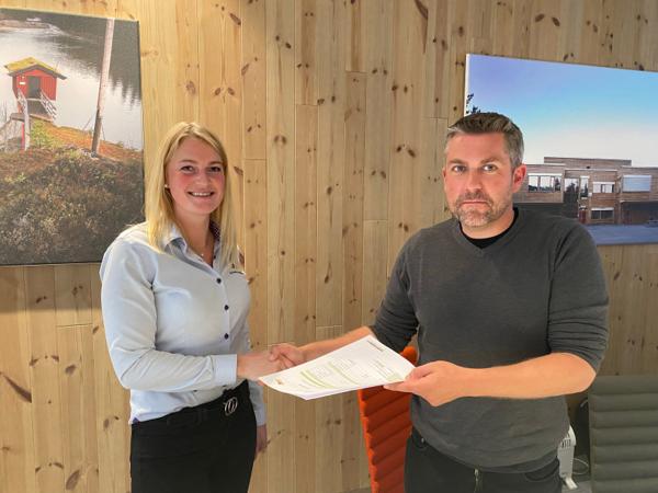 Prosjektleder Karen Gilberg i B&B Entreprenør AS og Per Olav Lyngstad i Oppdal kommune under kontraktsignering. Foto: B&B Entreprenør.