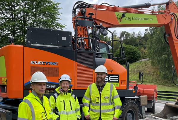 F.v.: Aage Bjørn Andersen (NAPOP), Kristin Arnesen (Hafslund) og Espen Glømme (Steg Entreprenør) er klare til å ta i bruk NAPOPs energistasjon for å drive byggeplassen med grønt hydrogen. Foto: NAPOP