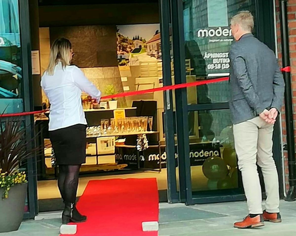 Helene Marie Herland erklærer butikken for åpnet. Foto: Modena