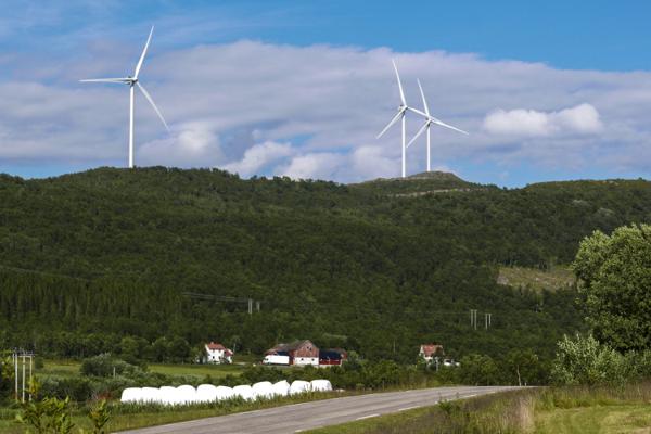 Regjeringen vil gjøre det mer lønnsomt for kommunene å tillate vindkraft på land. Her ser vi vindturbiner i Ånstadblåheia vindpark på Sortland i Nordland. Foto: André Lorentsen / NTB