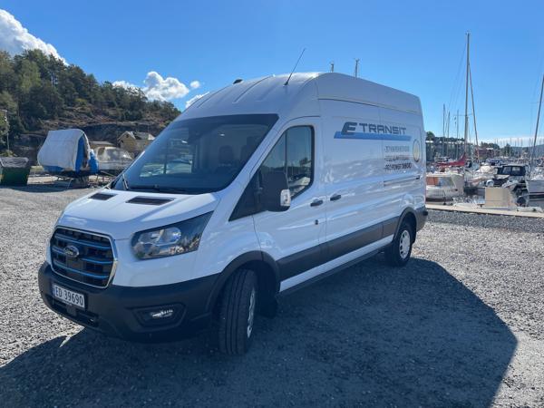 Ford E-Transit Custom imponerer både på utstyrssiden, med kjøreegenskaper og komfort og med en rekkevidde på opptil 380 kilometer. Foto: Truls Tunmo