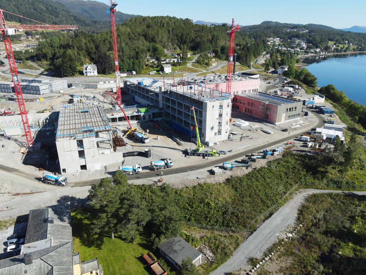 Dronebilde av byggingen av det nye sykehuset på Hjelset tatt 5. september fra vest mot øst. Foto SNR